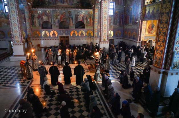 Во вторник первой седмицы Великого поста Митрополит Вениамин совершил повечерие с чтением Великого канона святого Андрея Критского в кафедральном соборе Рождества Христова города Солигорска